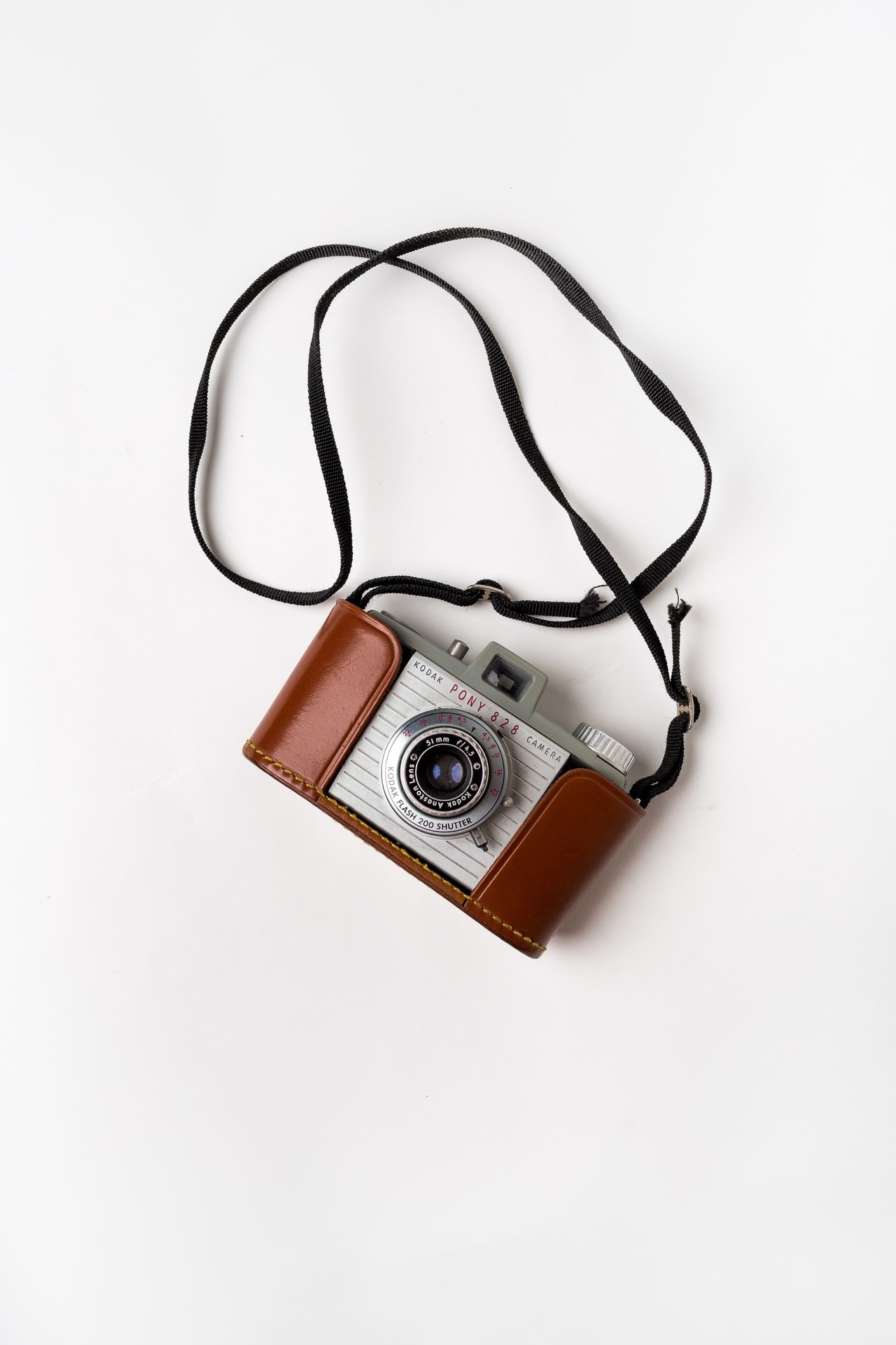 Vintage kodak fotokamera med lädermantel och rem